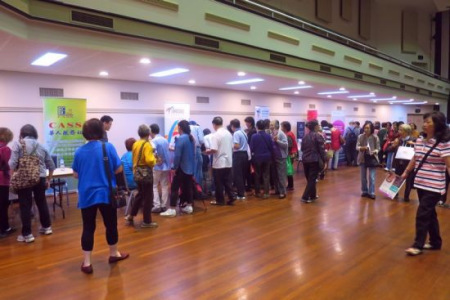 十數(shù)家機構參加當天活動。（悉尼華助中心圖片）