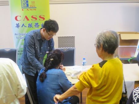 悉尼華助中心華人服務社設立咨詢攤位。（悉尼華助中心圖片）