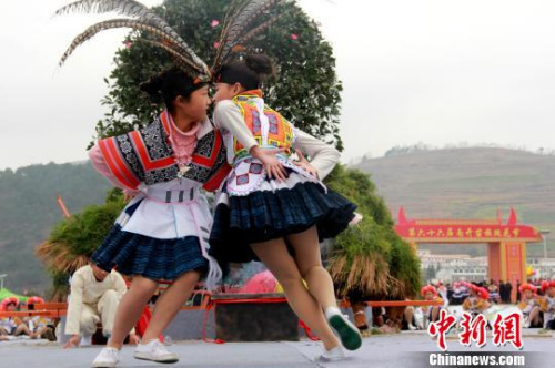 跳花節(jié)上，青年男女歡歌笑舞?！∽娲笕A 攝