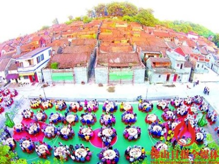 尊老敬老的優(yōu)良傳統(tǒng)在佛山大大小小的村居得到繼承和發(fā)揚。2015年10月18日，三水區(qū)重陽節(jié)慈善長壽宴在蘆苞長岐古村前筵開90多席，十分壯觀。/佛山日報記者張弘弢攝（資料圖片）