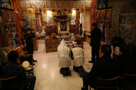 數(shù)十各地趕來親友及華社維權(quán)人士參加陳建生公祭，一雙兒女哭倒靈前。(美國《世界日報》/洪群超 攝)