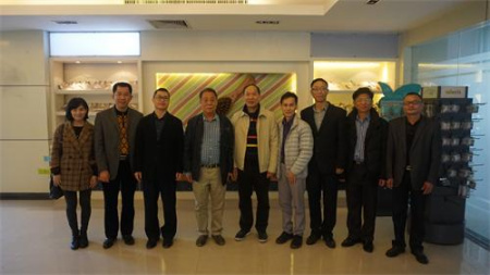 東莞市僑聯(lián)在鎮(zhèn)僑聯(lián)陪同下，到僑資企業(yè)調(diào)研。