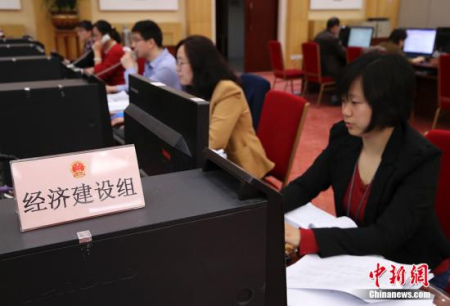 3月13日，十二屆全國人大五次會議秘書處議案組，工作人員正抓緊對代表議案逐件進行分析，研究提出初步處理意見，由大會秘書處按程序提請大會主席團審議。秘書處議案組副組長孔平介紹說，十二屆全國人大五次會議期間，大會秘書處議案組共收到代表團、代表聯(lián)名提出的議案514件，收到代表建議8360件。 <a target='_blank' >中新社</a>記者 劉震 攝