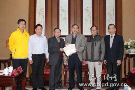 省僑辦林琳巡視員(右三)向緬華筆友協(xié)會(huì)贈(zèng)送廣東華僑史文庫系列叢書 省僑辦林琳巡視員(右三)向緬華筆友協(xié)會(huì)贈(zèng)送廣東華僑史文庫系列叢書