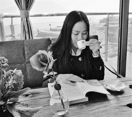 下圖：游客在玻璃咖啡屋里休閑。