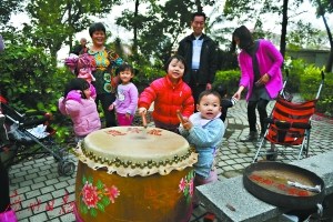 孩子們在現(xiàn)場敲起了鑼鼓。