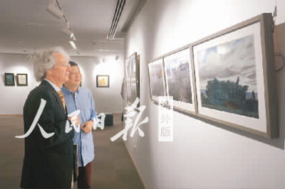 圖為文化中心正在展出以“謎·戀”為主題的水彩畫展。