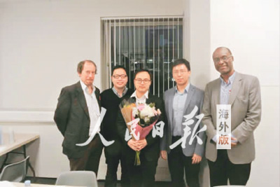 尚文龍（左三）在博士論文答辯通過后，與其導師和考官合影留念。