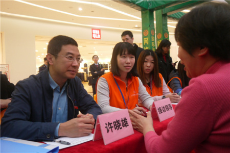 江門市副市長許曉雄與13個行政機(jī)關(guān)職能部門一起接受咨詢 陶然攝