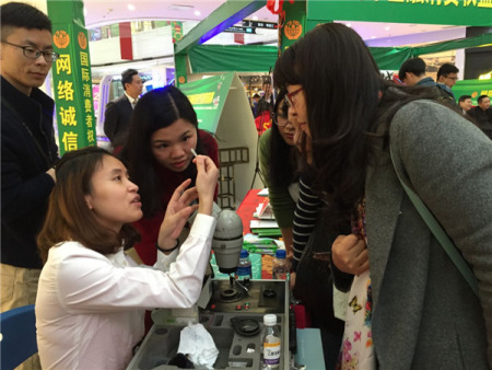 　　每年“3.15”活動都有很多市民來做珠寶鑒定。 陶然攝