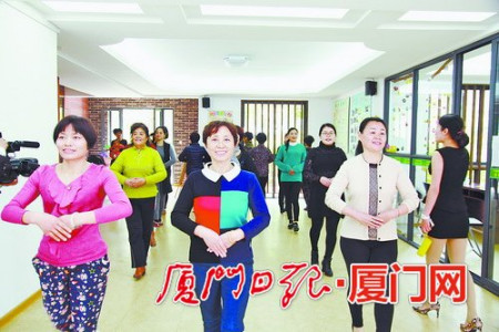 一股全民學(xué)國(guó)際禮儀的熱潮在湖里蔓延開來。（ 郭婧 攝）