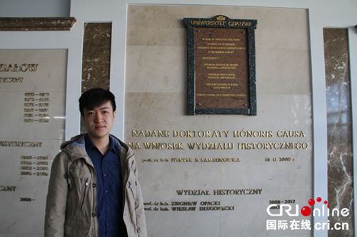 哈師大留學(xué)生領(lǐng)隊(duì)教師兼研究生彭小波在格但斯克大學(xué)歷史系。