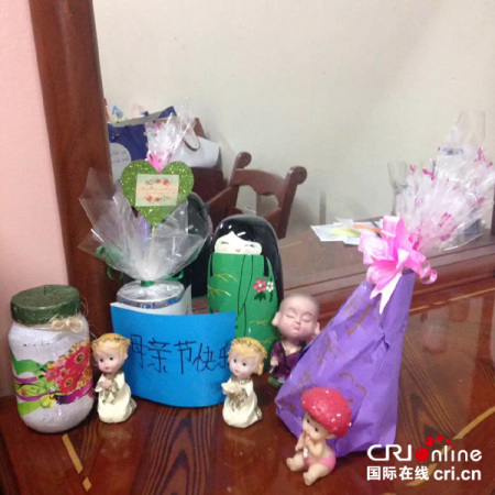 第一次收到母親節(jié)禮物，馮女士拍照留念。（馮女士供圖）