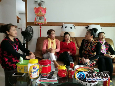 羅玉瓊(右二)和團(tuán)員正在家中交流。南海網(wǎng)記者 高鵬 攝