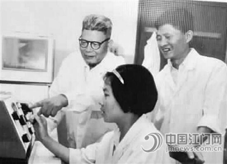 薛社普在指導年輕人做實驗。