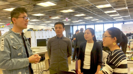 為避免人才流失，芝加哥五所院校將為自主創(chuàng)業(yè)的國際學(xué)生提供H1B，IIT學(xué)生奉亞楚（左一）、況然（左二）、閻夢（右二）、蔣曉萌（右一）分享各自見解。（美國《世界日報》/董宇 攝）