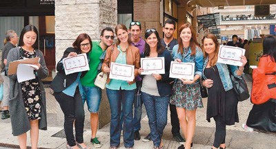 大連外國語大學(xué)與葡萄牙阿威羅大學(xué)聯(lián)合創(chuàng)辦的孔子學(xué)院受到當(dāng)?shù)貙W(xué)生的熱烈歡迎。圖為一些學(xué)生參加孔子學(xué)院舉辦的體驗(yàn)中國文化活動(dòng)。