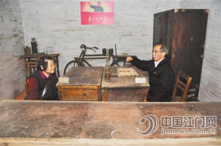 兩名老社干重回當年工作的辦公室參觀。