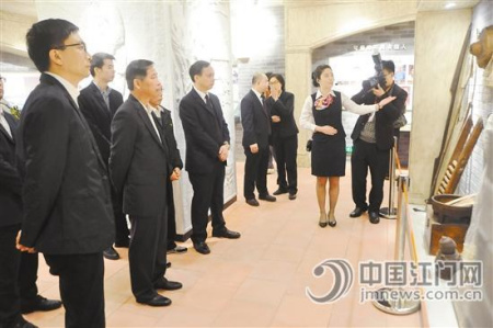 領導嘉賓參觀展館。