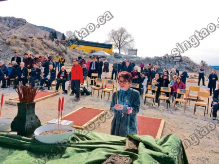 屈潔冰向紀(jì)念碑上香。（加拿大《星島日?qǐng)?bào)》）