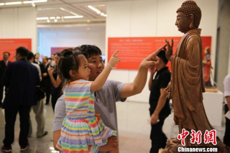 一位觀眾帶女兒參觀展覽　王國安　攝