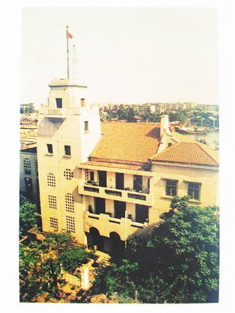 ?？诤ｊP大樓，1990年代前開口在得勝沙路一側。