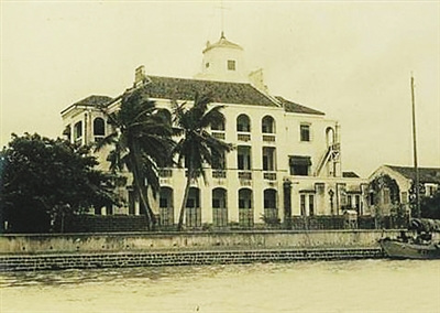 從海甸河上近距離拍攝的海口海關(guān)大樓，從此圖中可以看出，當(dāng)時(shí)海關(guān)大樓近在河岸邊。