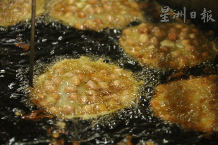 控制火候、掌握好油炸時(shí)間等一連串制作節(jié)奏，是由經(jīng)驗(yàn)自然累積而成的。（馬來(lái)西亞《星洲日?qǐng)?bào)》）