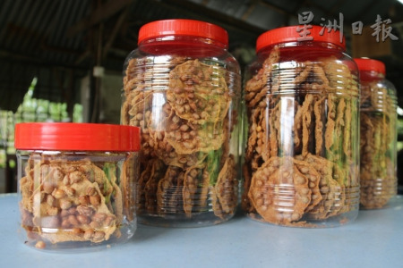 除了提供給咖啡店零售，為了應(yīng)付土產(chǎn)店的需求，而推出小罐裝的花生餅。（馬來(lái)西亞《星洲日?qǐng)?bào)》）