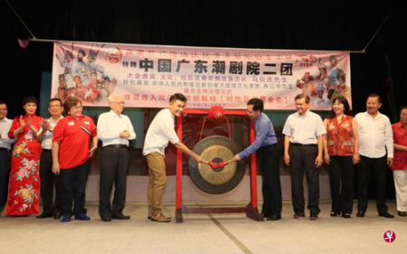 韮菜芭城隍廟邀請(qǐng)馬炎慶(左)與肖江華(右)為152場(chǎng)的酬神大戲主持開鑼儀式。(新加坡《聯(lián)合早報(bào)》/吳偉國(guó) 攝)