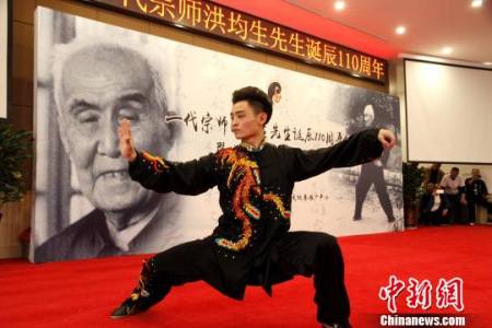 洪派太極拳傳人現(xiàn)場展演太極拳法?！∩骋婟?攝