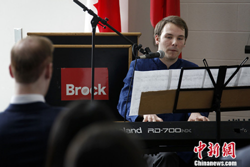 當(dāng)天獲冠軍的滑鐵盧大學(xué)選手孟思愷在才藝比賽中自彈自唱《梁?！?。 <a target='_blank' >中新社</a>記者 余瑞冬 攝