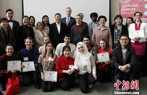 比賽結(jié)束后，中國(guó)駐多倫多總領(lǐng)館教育參贊徐衛(wèi)亞等嘉賓與評(píng)委、參賽選手合影。 <a target='_blank' >中新社</a>記者 余瑞冬 攝