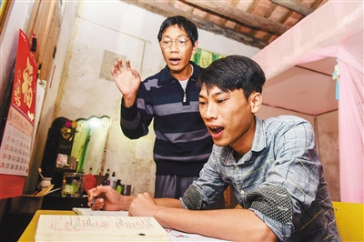 吳光明幫兒子吳志平認真?zhèn)湔n，這是父子倆幾乎每晚都要進行的“必修課”。