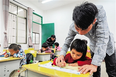 吳志平教學生寫字，父親吳光明也沒有閑著。