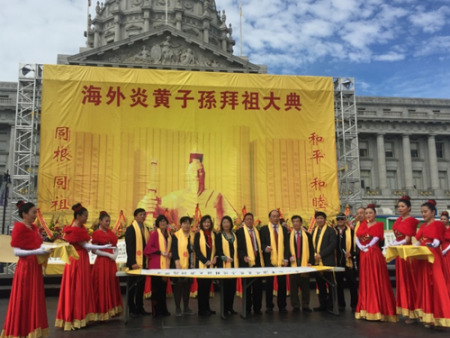 僑領(lǐng)、華人、華僑代表在精美的祈福畫卷上簽名，祈福國(guó)泰民安，世界和平。(美國(guó)《世界日?qǐng)?bào)》/黃少華 攝)