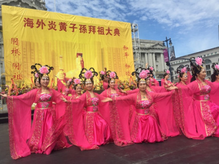 拜祖大典現(xiàn)場(chǎng)精彩的歌舞演出。(美國(guó)《世界日?qǐng)?bào)》/黃少華 攝)