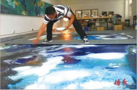 曹俊在作畫中。（美國《僑報》）