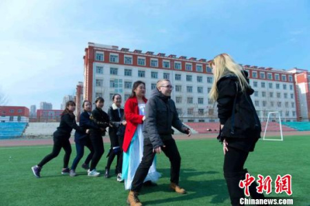 圖為兩國(guó)學(xué)生一同做中國(guó)游戲?！⊥跏?攝