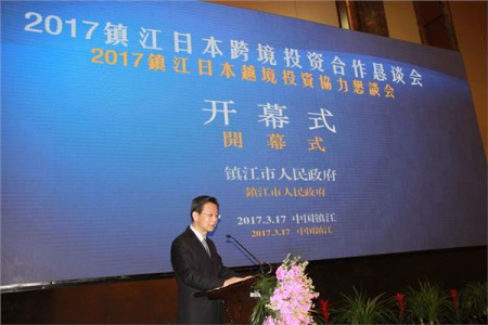 鎮(zhèn)江市僑辦主任魏弘揚(yáng)主持開幕式。