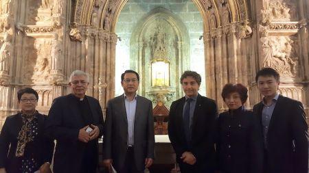 呂凡一行參觀瓦倫西亞大教堂。（西班牙《歐華報(bào)》）