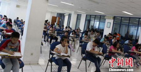 圖為考試現(xiàn)場(chǎng)?！￡悓帩?攝