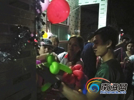 萬寧十元微愛團給孤兒小愛做過生日前的準備。南海網記者 高鵬 攝