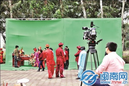 拍攝用綠布面，方便后期“摳”像剪輯。