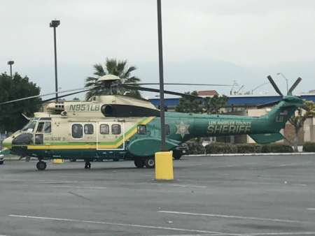 上午11時半，直升機仍停在K Mart廣場前停車場等待指令。(美國《世界日報》/高梓原 攝)