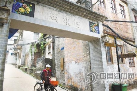 墟頂街的牌坊得以恢復，牌坊上還增添了灰雕。