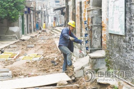 目前，33墟街新盛街路面修復正在加緊進行。
