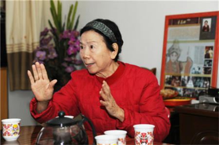 3月20日，省河北梆子劇院青年演員拜訪齊花坦老師，圖為齊花坦老師為大家說戲指導(dǎo)。相春霞攝