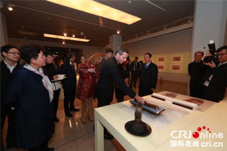 嘉賓體驗(yàn)中國年畫制作。