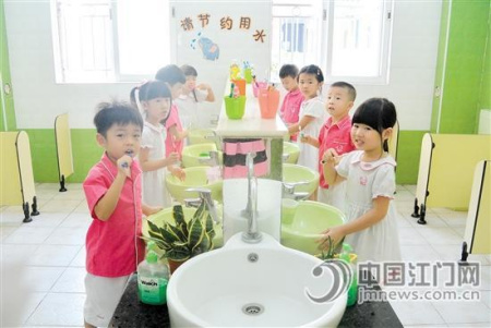 “小小牙刷手中拿，小朋友們把牙刷……”每當刷牙時，小朋友們都會想起這首《小牙刷》。